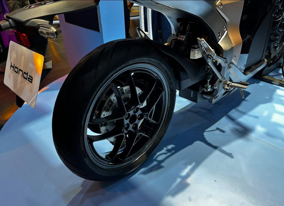 Gi&aacute; xăng dầu chiều nay 10/4: Xăng RON 95 giảm cực mạnh, Honda liền tung xe m&aacute;y mới kh&ocirc;ng cần đổ xăng