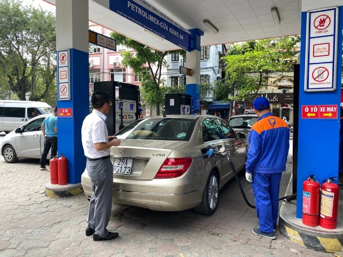 Gi&aacute; xăng dầu chiều 11/4: RON 92, RON 95 v&agrave; Diesel vẫn căng, d&acirc;n t&igrave;nh ngao ng&aacute;n chuyển sang &ocirc; t&ocirc; điện