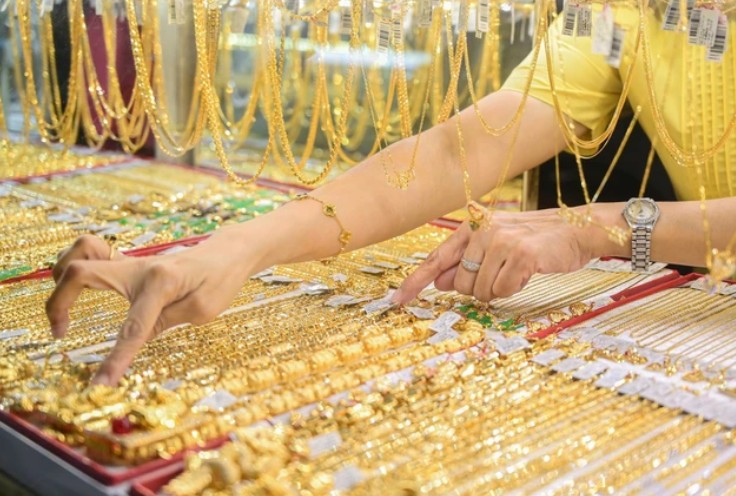 Gi&aacute; v&agrave;ng h&ocirc;m nay \'tụt dốc\': SJC \'bốc hơi\' 700.000 đồng/lượng, chuy&ecirc;n gia dự b&aacute;o xu hướng tuần tới