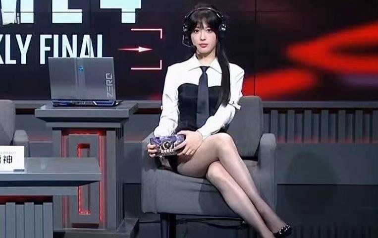 Nữ BLV Nakara: Bladepoint bị chỉ tr&iacute;ch v&igrave; vấn đề trang phục, c&aacute;ch đ&aacute;p trả sau đ&oacute; mới khiến cộng đồng mạng &lsquo;ng&atilde; ngửa&rsquo;