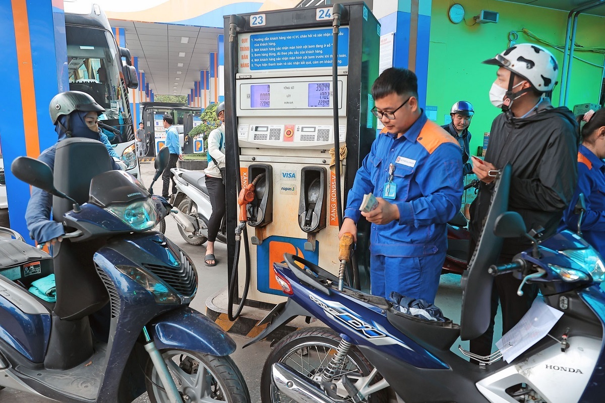 Gi&aacute; xăng dầu h&ocirc;m nay 13/4: RON92 v&agrave; RON95 đ&atilde; \'chạm đ&aacute;y\'? Bảng gi&aacute; đầy b&igrave;nh xe m&aacute;y Honda tại Việt Nam