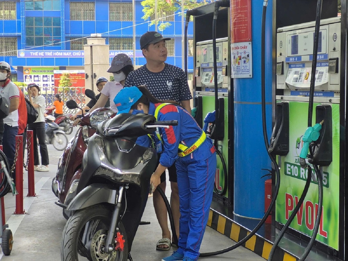 Gi&aacute; xăng dầu trưa nay 13/4: RON 95 vẫn \'căng đ&eacute;t\', c&oacute; n&ecirc;n đổ xăng RON 92 cho Honda SH để tiết kiệm?