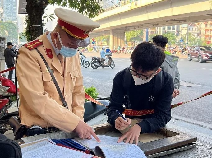 Tin xe 13/4: Hyundai Grand i10 phi&ecirc;n bản mới gi&aacute; rẻ 174 triệu đồng ra mắt khi gi&aacute; xăng dầu 'c&oacute; biến' ảnh 2