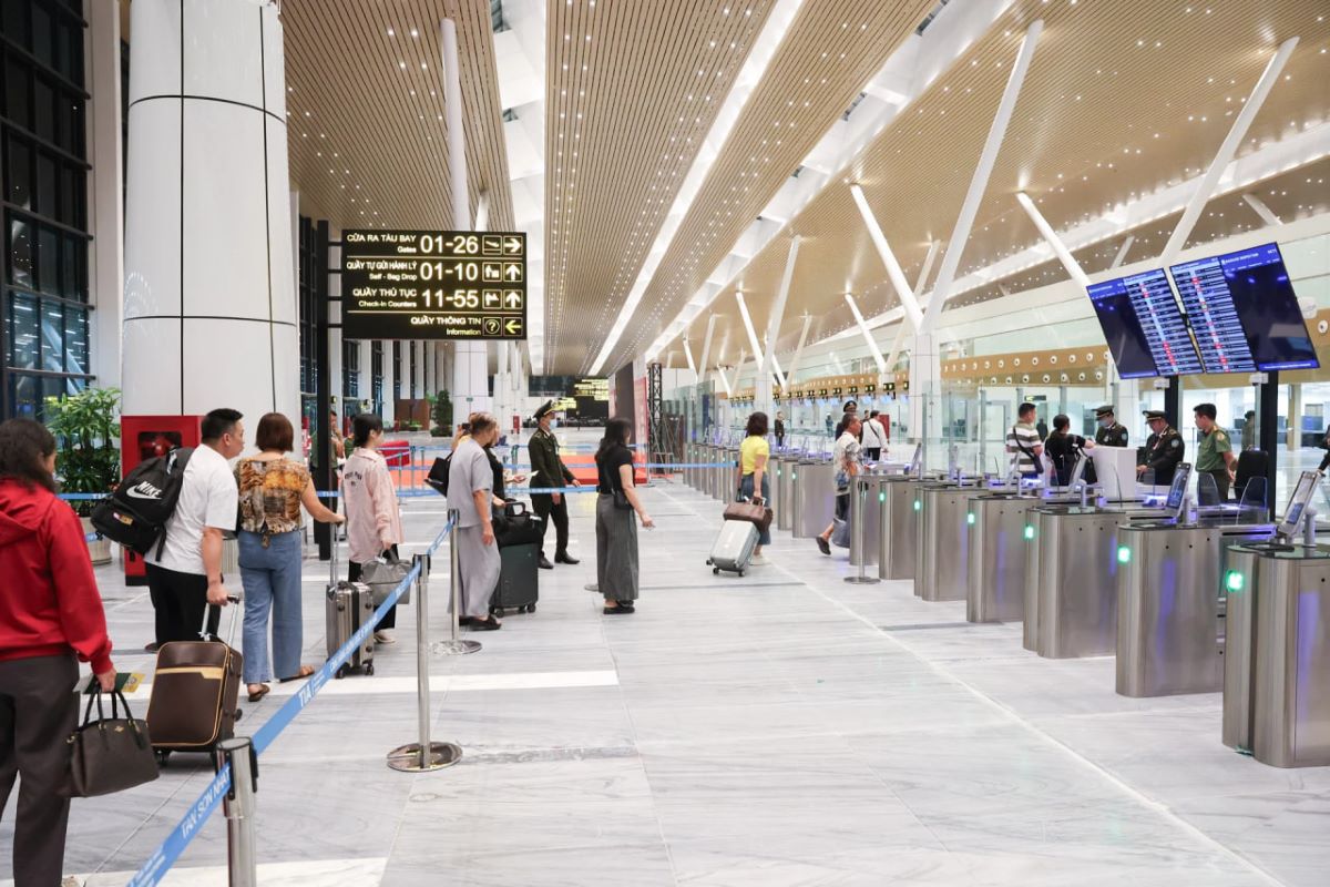 Gi&aacute; v&eacute; m&aacute;y bay dịp lễ 30/4 tăng vọt: Bay nội địa đắt ngang đi quốc tế, kh&aacute;ch h&agrave;ng ồ ạt &lsquo;quay xe&rsquo;