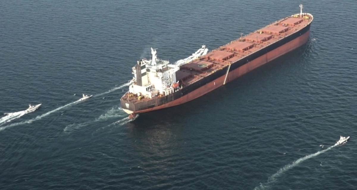 Bất chấp lệnh phong tỏa của Mỹ, t&agrave;u dầu li&ecirc;n quan Iran vẫn đi qua eo biển Hormuz