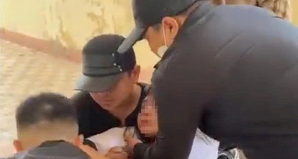 Nữ sinh lớp 7 bị nh&oacute;m nam sinh đ&aacute;nh tới tấp, vẫn chưa thể quay lại trường