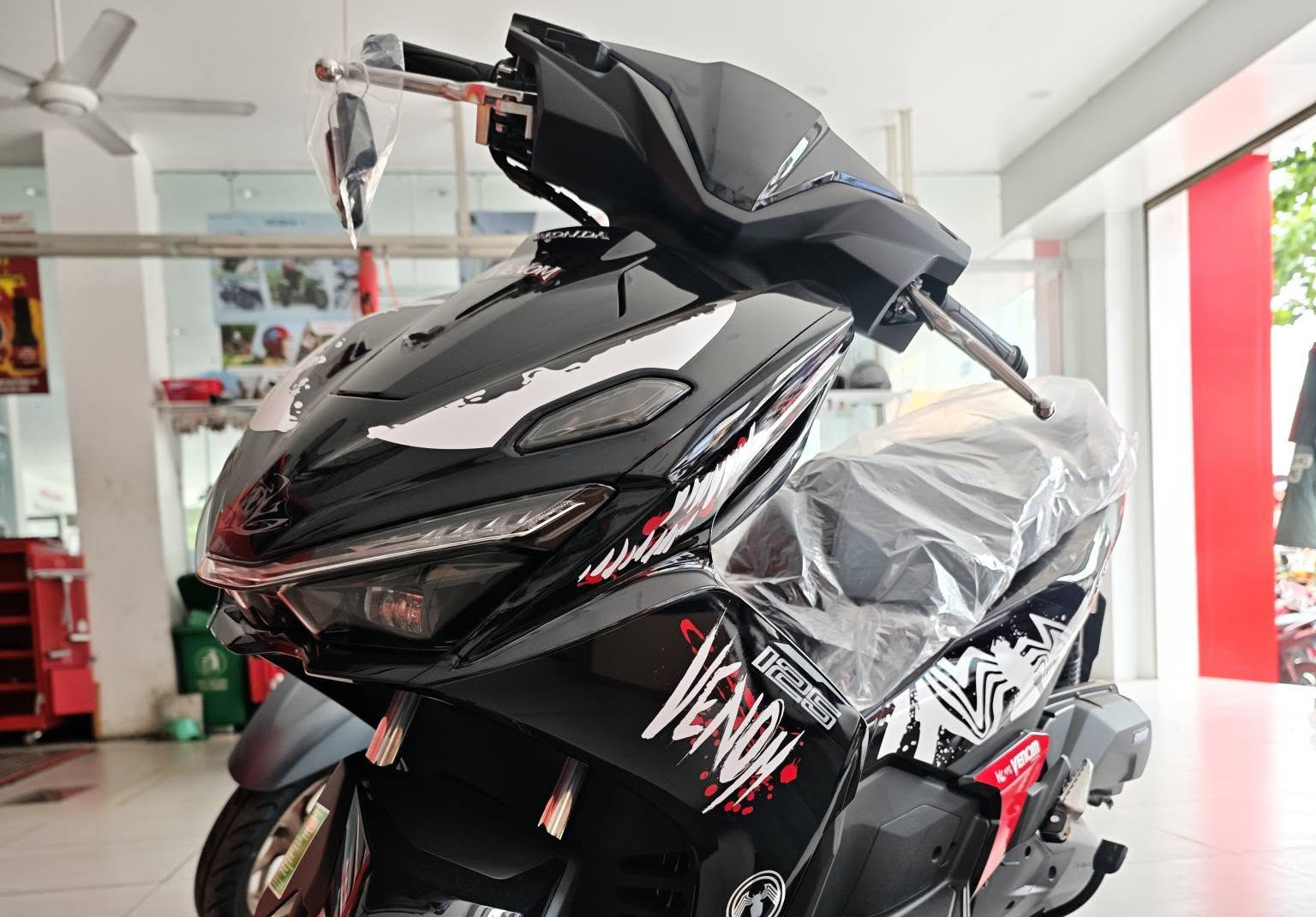 Gi&aacute; xăng dầu cập nhật chiều nay 15/4: Ron 95 &lsquo;rẻ b&egrave;o&rsquo;, Honda Air Blade mới ch&iacute;nh thức về đại l&yacute; Việt