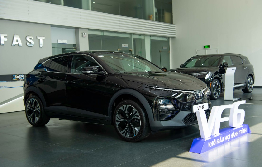 Gi&aacute; xăng dầu mới nhất s&aacute;ng 15/4: Ron 92, Ron 95 &lsquo;rẻ như cho&rsquo;, gi&aacute; lăn b&aacute;nh VinFast VF 6 cũng hạ s&acirc;u