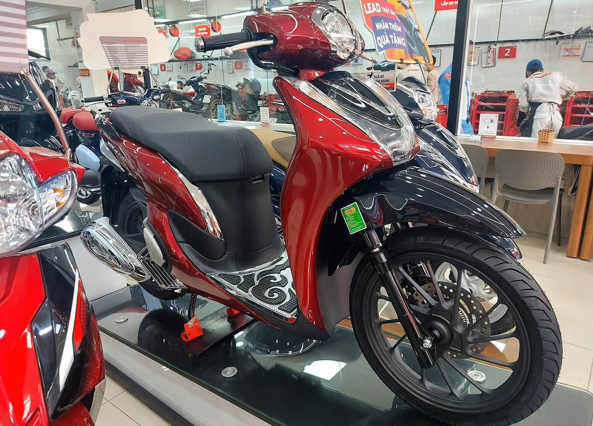 Gi&aacute; xăng dầu s&aacute;ng nay 15/4: RON 95 &lsquo;bốc hơi&rsquo; 3.000 đồng/l&iacute;t, Honda SH Mode được đ&agrave; giảm kh&ocirc;ng phanh