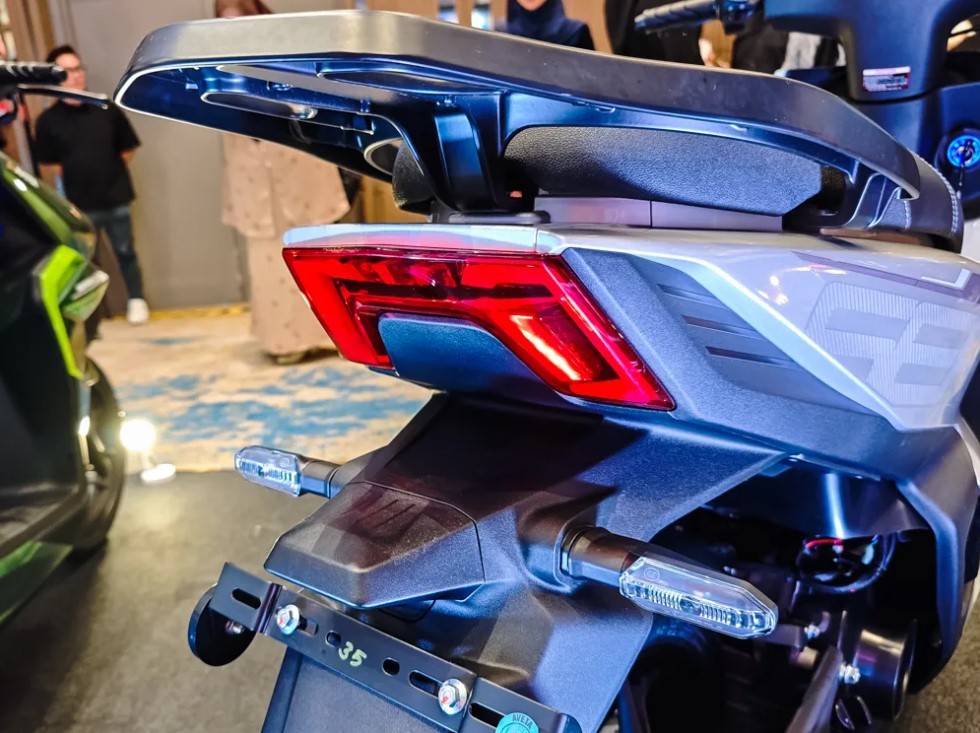 &lsquo;Kẻ hủy diệt Honda Vision&rsquo; ch&iacute;nh thức ra mắt với gi&aacute; 29 triệu đồng, d&ugrave;ng động cơ 125cc như SH Mode ảnh 4