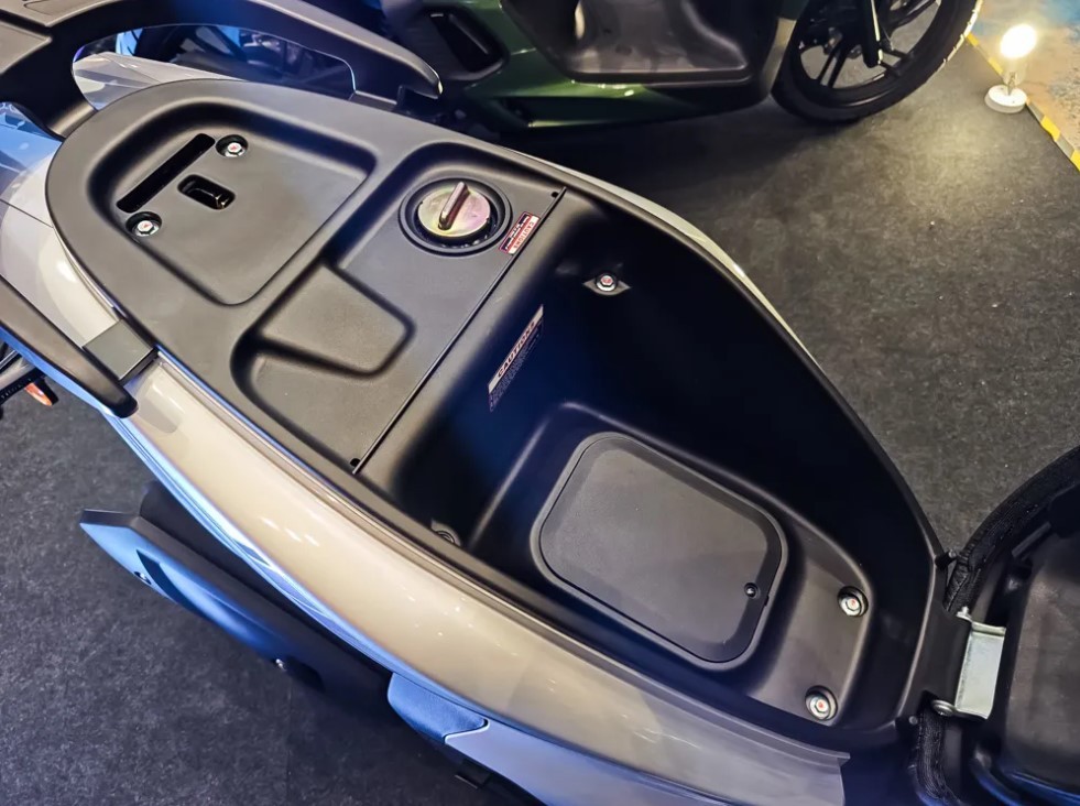 &lsquo;Kẻ hủy diệt Honda Vision&rsquo; ch&iacute;nh thức ra mắt với gi&aacute; 29 triệu đồng, d&ugrave;ng động cơ 125cc như SH Mode ảnh 7