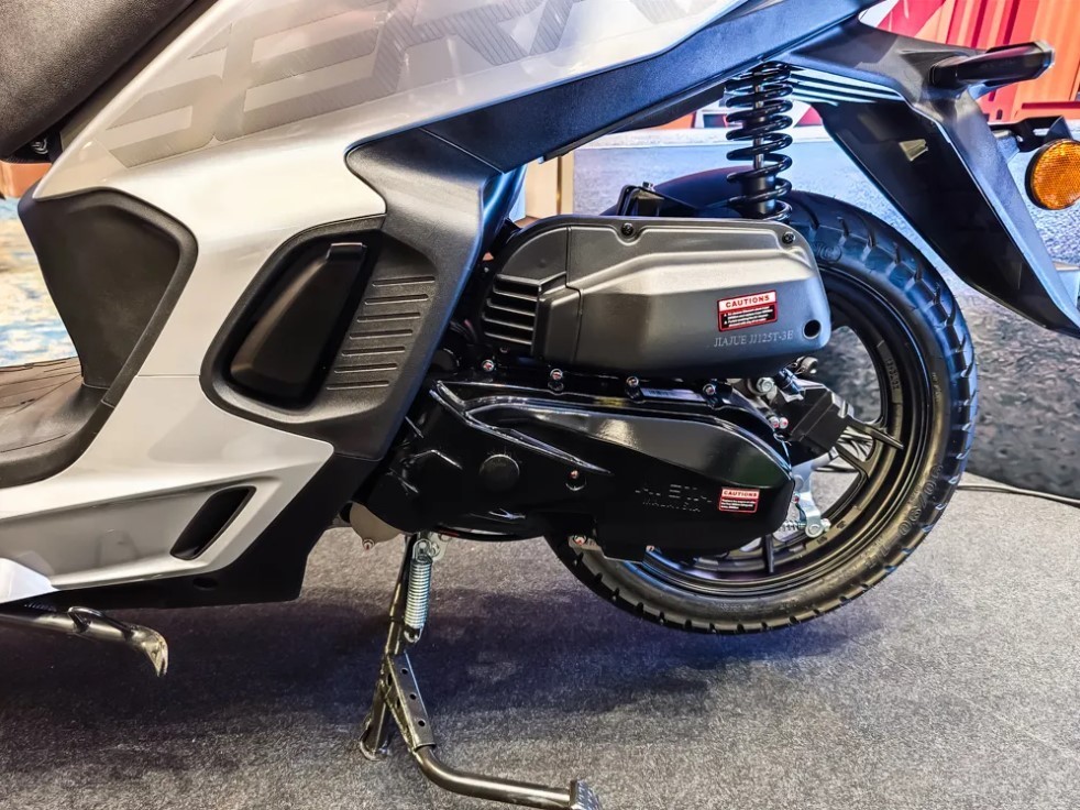 Tin xe hot 15/4: Gi&aacute; xăng dầu h&ocirc;m nay vừa giảm, Honda Air Blade phi&ecirc;n bản mới đ&atilde; cập bến đại l&yacute; Việt ảnh 2