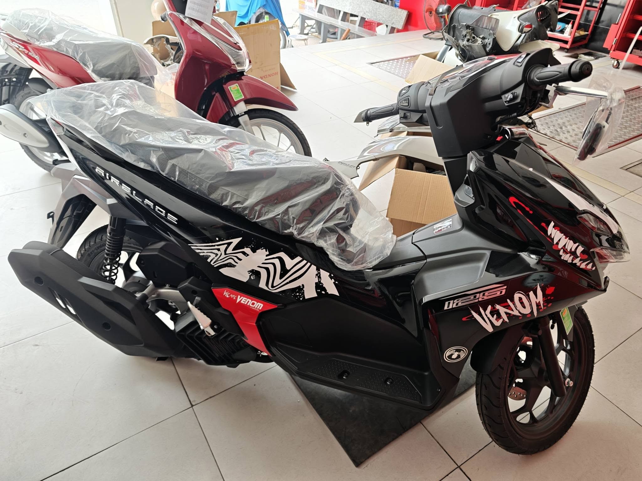 Tin xe hot 15/4: Gi&aacute; xăng dầu h&ocirc;m nay vừa giảm, Honda Air Blade phi&ecirc;n bản mới đ&atilde; cập bến đại l&yacute; Việt