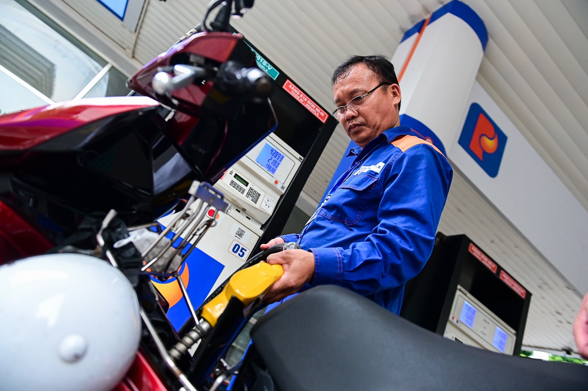 Gi&aacute; xăng dầu h&ocirc;m nay 16/4: RON92 v&agrave; RON95 tăng trở lại, bảng gi&aacute; đầy b&igrave;nh xe m&aacute;y Yamaha tại Việt Nam