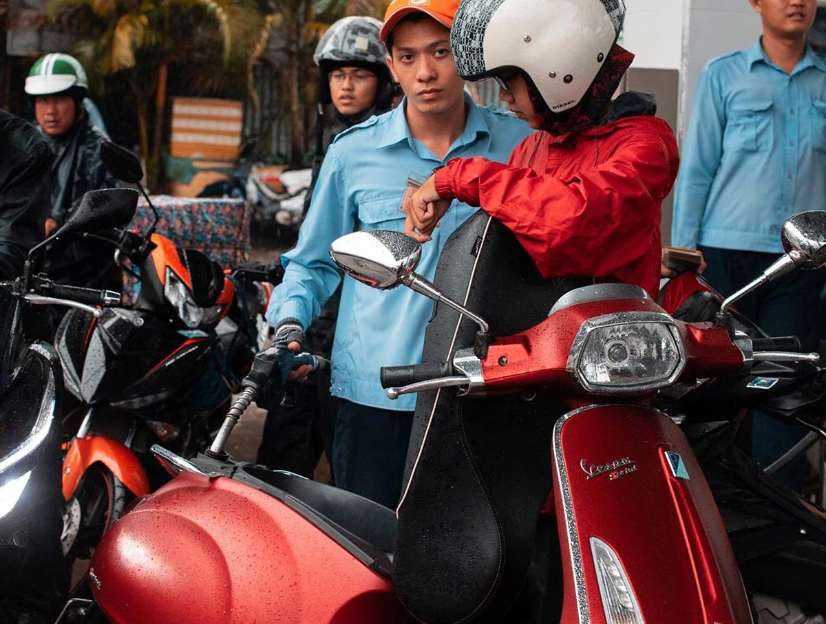Gi&aacute; xăng dầu h&ocirc;m nay 16/4: RON 95 đảo chiều tăng, xe m&aacute;y Piaggio v&agrave; Vespa đổ đầy b&igrave;nh hết bao nhi&ecirc;u?