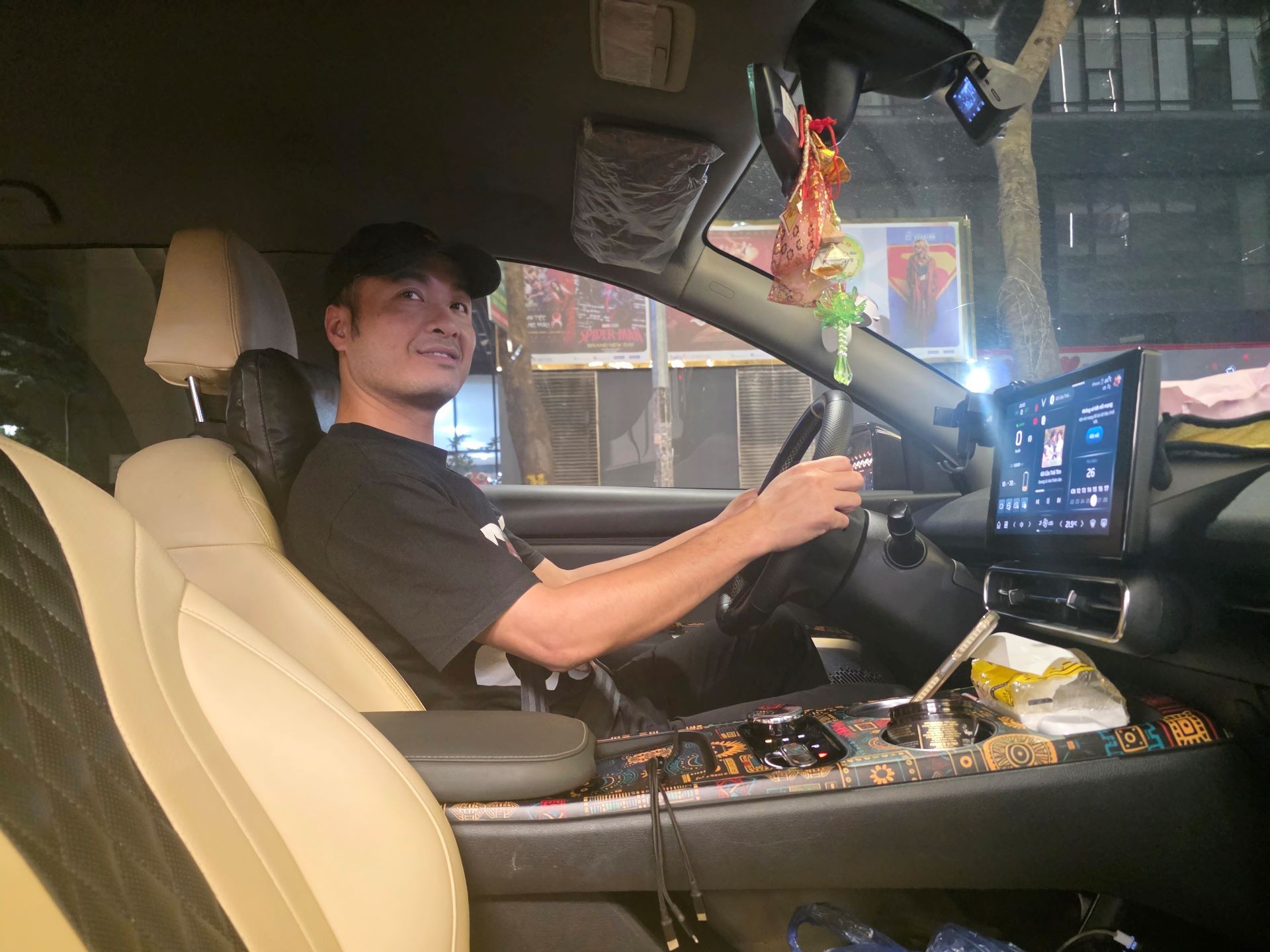 Gi&aacute; xăng dầu mới nhất chiều 16/4: Ron 92 v&agrave; Ron 95 c&ugrave;ng tăng, t&agrave;i xế chốt Limo Green để tiết kiệm ảnh 2