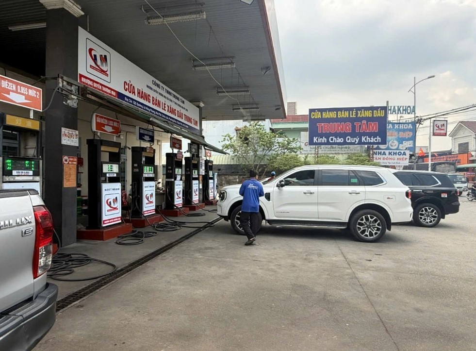 Gi&aacute; xăng dầu mới nhất chiều 16/4: Ron 92 v&agrave; Ron 95 c&ugrave;ng tăng, t&agrave;i xế chốt Limo Green để tiết kiệm ảnh 3