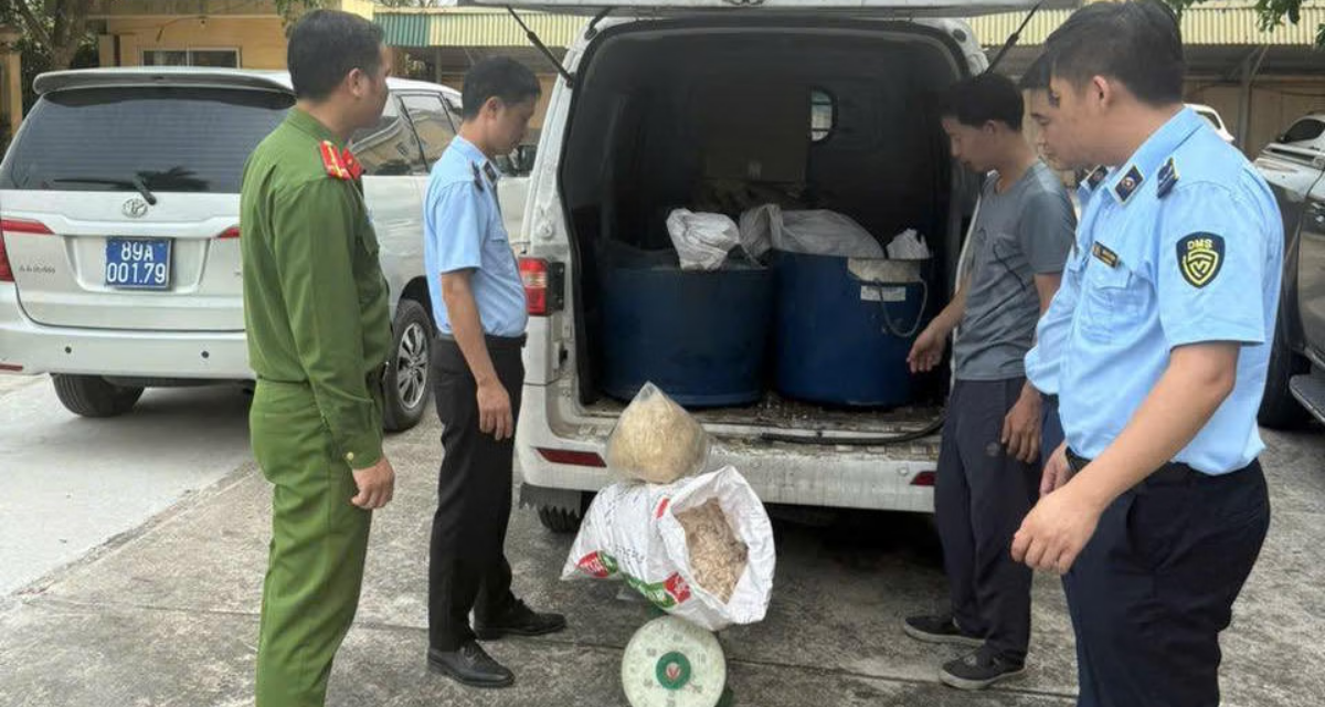 Hưng Y&ecirc;n: Ph&aacute;t hiện xe tải chở hơn 4 tạ mỡ, b&igrave; lợn &ocirc;i thiu chuẩn bị tuồn ra thị trường