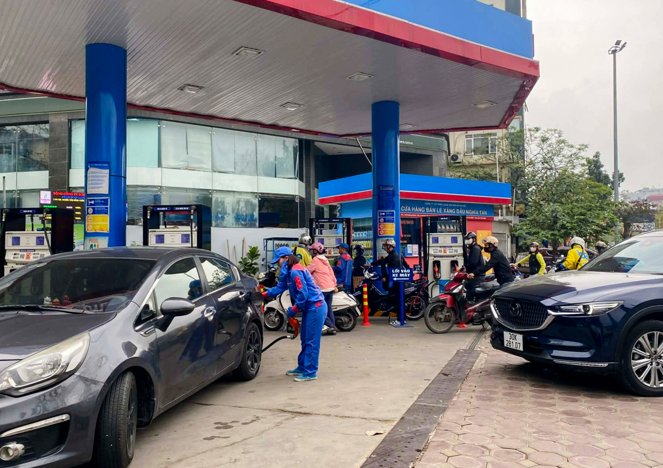 Tin gi&aacute; xăng dầu trưa 16/4: Thay đổi lớn, c&oacute; loại giảm hơn 2.000 đồng, Toyota Vios hạ gi&aacute; lăn b&aacute;nh