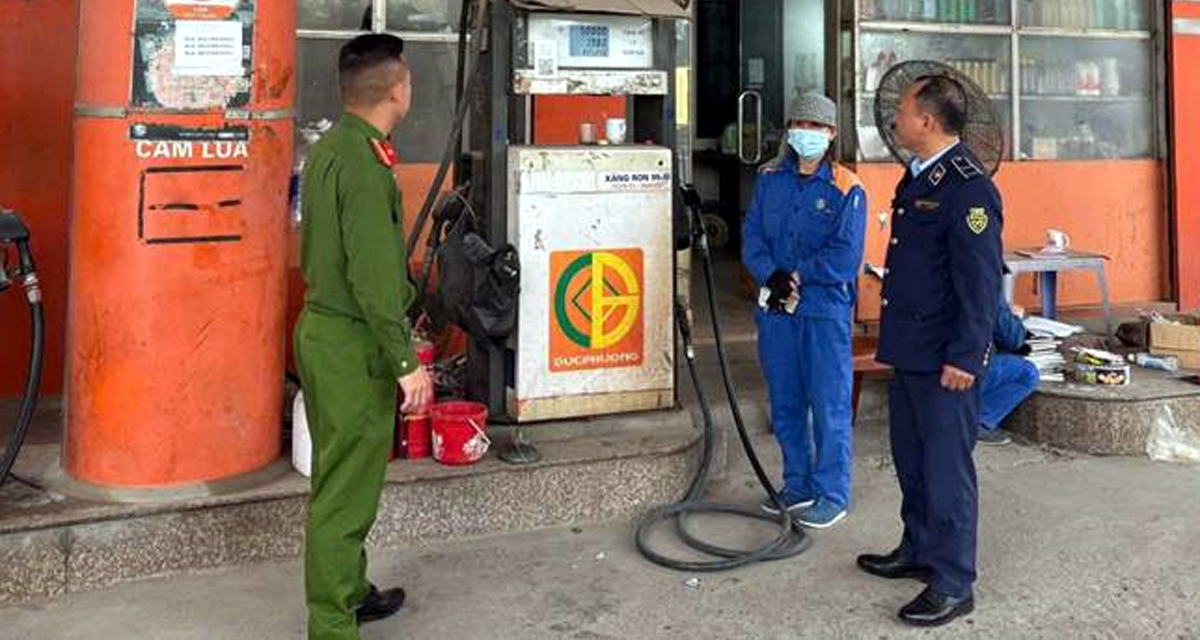 Gi&aacute; xăng dầu chiều 16/4: RON95-III giảm tổng 3.433 đồng, xử phạt cửa h&agrave;ng giới hạn mức b&aacute;n 30.000 đồng/lượt cho xe m&aacute;y 