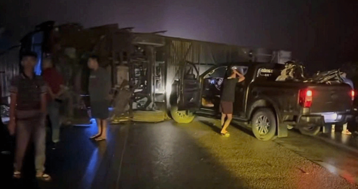 Clip vụ xe kh&aacute;ch lật tr&ecirc;n cao tốc Nội B&agrave;i &ndash; L&agrave;o Cai, va tiếp với xe b&aacute;n tải khiến 5 người bị thương