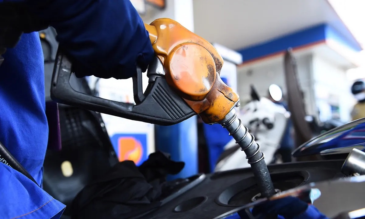 Gi&aacute; xăng dầu h&ocirc;m nay 17/4: RON92 v&agrave; RON95 rẻ như \'rau\', bảng gi&aacute; đầy b&igrave;nh xe m&aacute;y Yamaha tại Việt Nam