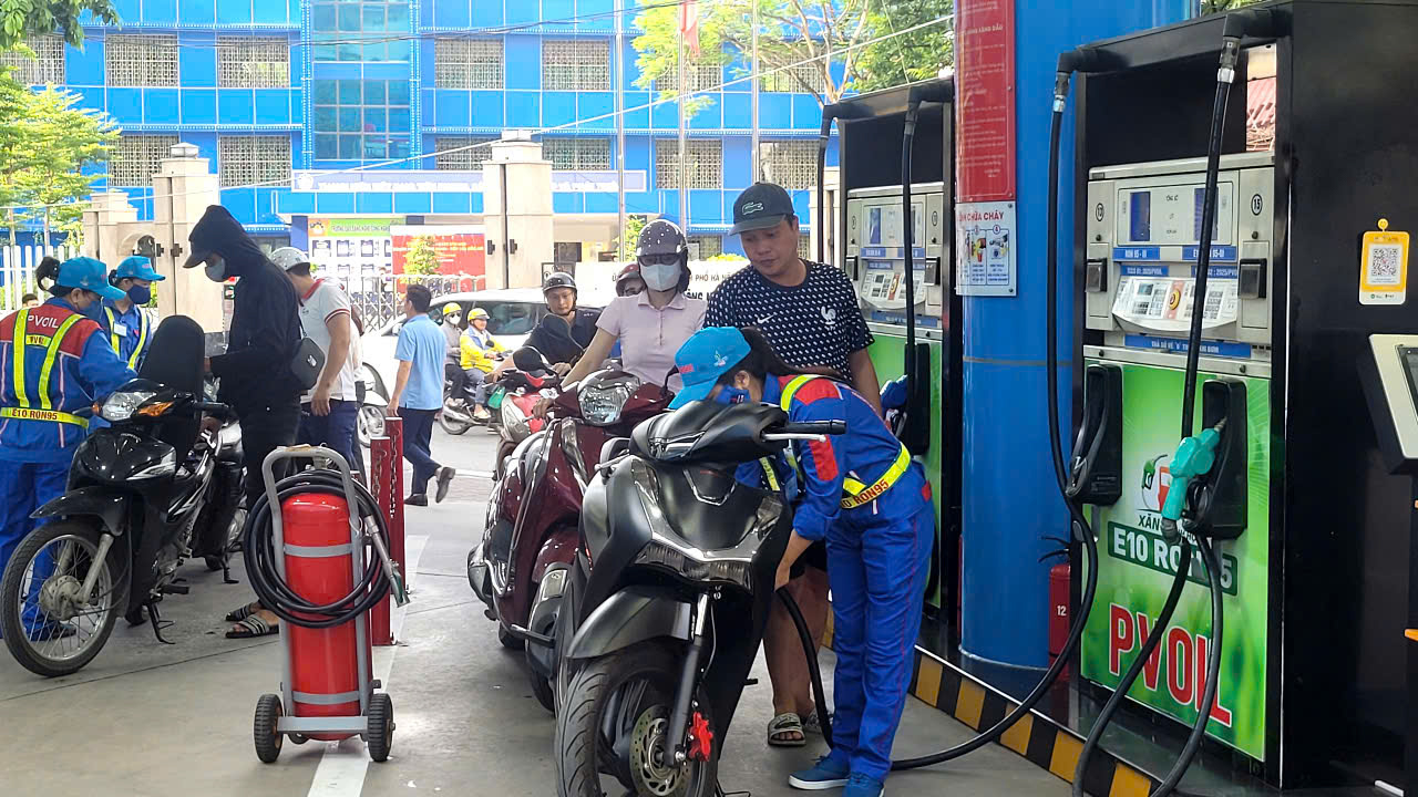 Gi&aacute; xăng dầu s&aacute;ng nay 17/4: RON92 v&agrave; RON95 ở mức rẻ, Honda SH, Vision... đổ đầy b&igrave;nh hết bao nhi&ecirc;u?