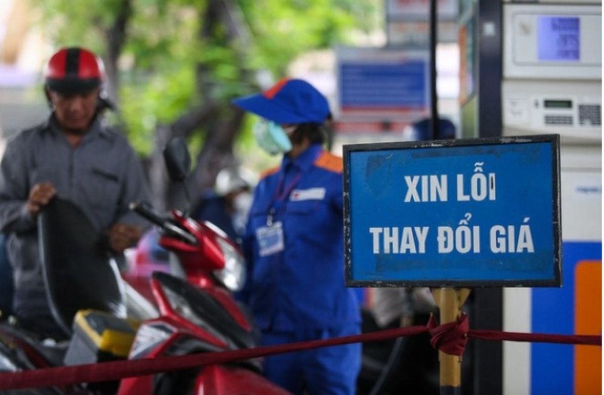 Gi&aacute; xăng dầu h&ocirc;m nay diễn biến bất thường: Dầu th&ocirc; s&aacute;t ngưỡng quan trọng, dầu diesel giảm mạnh