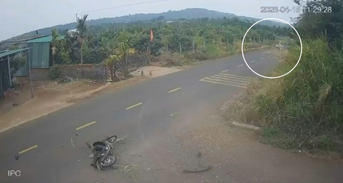 Th&ocirc;ng tin mới vụ nam sinh lớp 12 ở Đắk Lắk văng xuống cống thiệt mạng, xe đi sau quay đầu rời đi