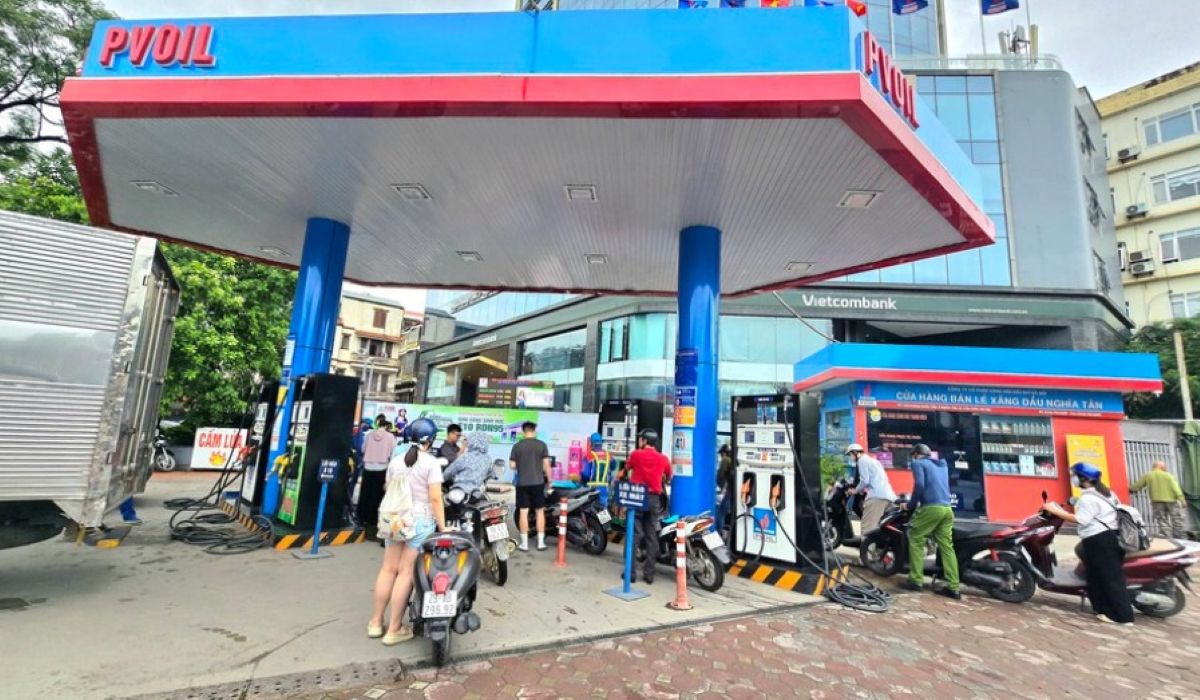 Gi&aacute; xăng dầu chiều 19/4: Neo cao, lộ loạt doanh nghiệp dự trữ xăng dầu dưới ngưỡng bị \'tu&yacute;t c&ograve;i\'