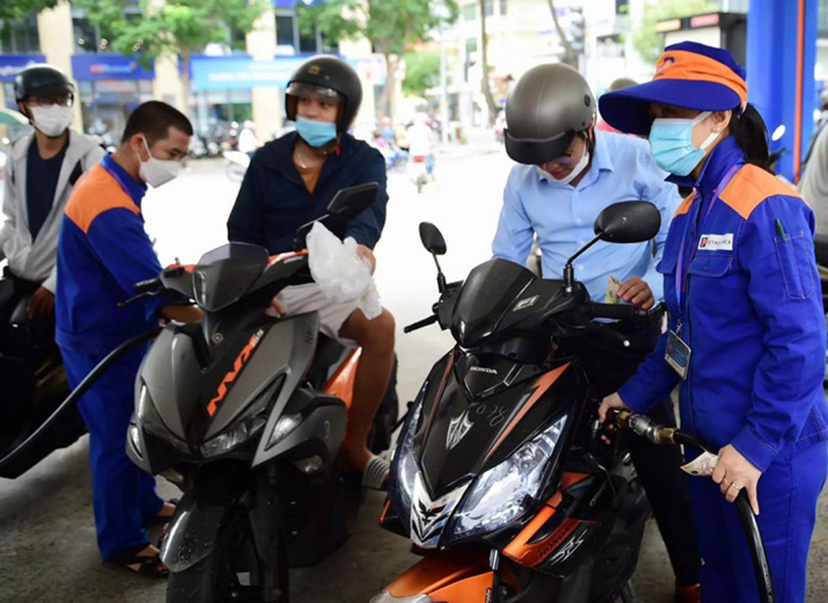 Gi&aacute; xăng dầu s&aacute;ng nay 20/4: RON92, RON95 rẻ như khoai, bảng gi&aacute; đầy b&igrave;nh xe m&aacute;y Yamaha tại Việt Nam