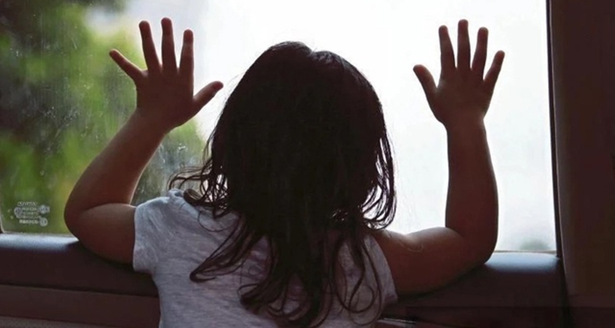 Người cha bỏ qu&ecirc;n con g&aacute;i 2 tuổi đến tử vong tr&ecirc;n xe ở Nghệ An c&oacute; bị xử l&yacute; h&igrave;nh sự?