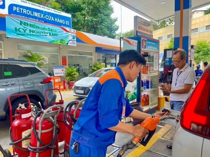 Tin n&oacute;ng gi&aacute; xăng dầu tối 19/4: RON 92 v&agrave; RON 95 &lsquo;rẻ như rau&rsquo;, &lsquo;khắc tinh&rsquo; của Honda SH Mode ra mắt ảnh 1