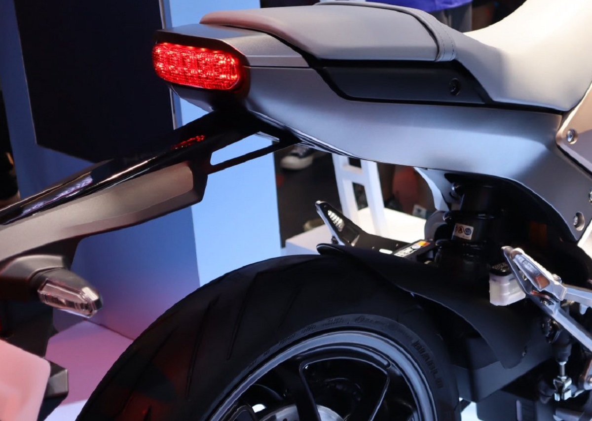 Gi&aacute; xăng dầu s&aacute;ng 20/4: RON 92 rẻ b&egrave;o, Honda c&ocirc;ng bố xe m&aacute;y mới \'kh&ocirc;ng cần xăng\' được y&ecirc;u th&iacute;ch nhất