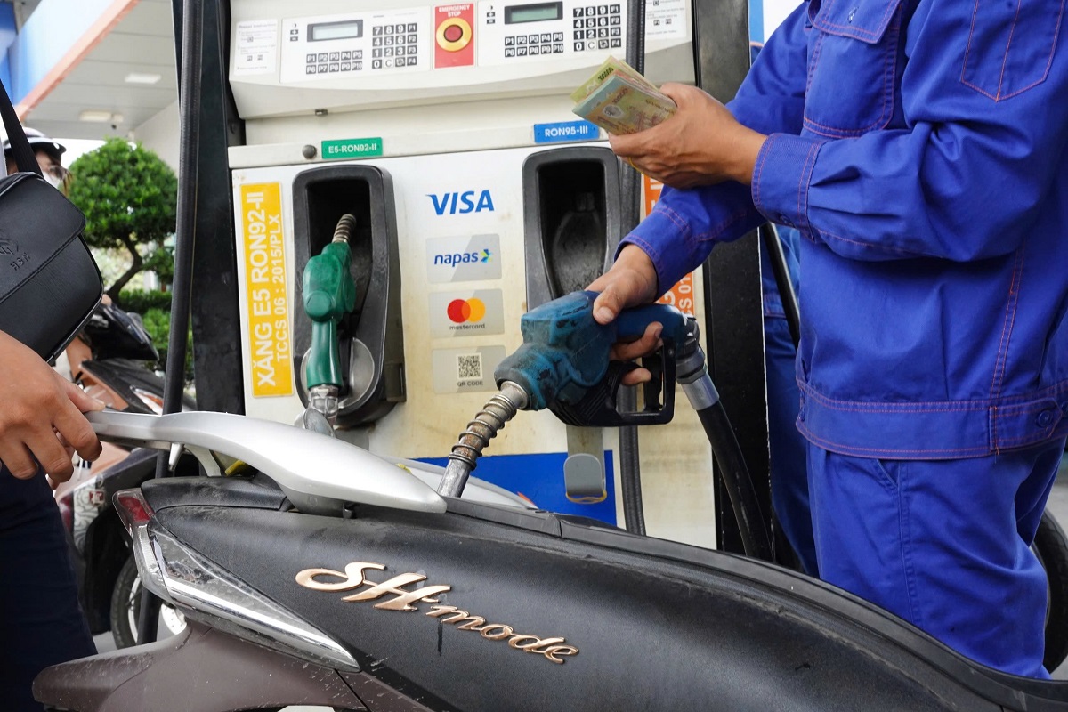 Gi&aacute; xăng dầu s&aacute;ng nay 21/4: RON 92 v&agrave; RON 95 rẻ kh&oacute; tin, bảng gi&aacute; đầy b&igrave;nh xe m&aacute;y Honda tại Việt Nam