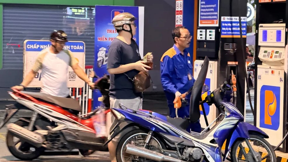 Gi&aacute; xăng dầu mới nhất trưa 20/4: RON 92 v&agrave; RON 95 &lsquo;rẻ như b&ugrave;n&rsquo;, gi&aacute; lăn b&aacute;nh VinFast VF 5 thế n&agrave;o?