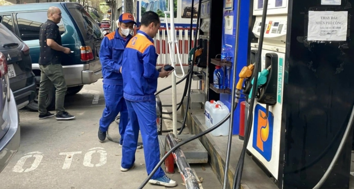 Gi&aacute; xăng dầu h&ocirc;m nay 20/4 giảm gi&aacute; li&ecirc;n tiếp, 2 điều kiện khi giao doanh nghiệp định gi&aacute; xăng dầu