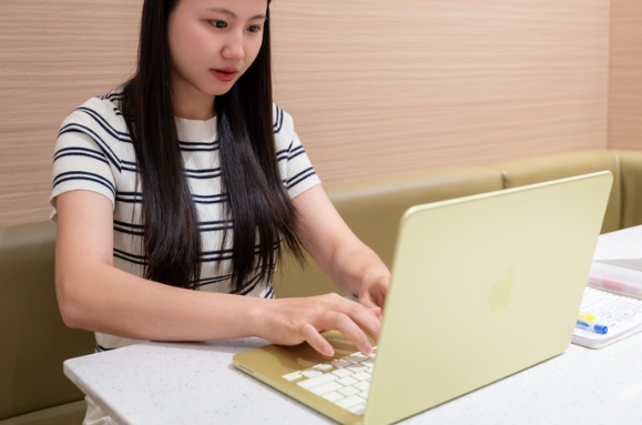 MacBook Neo ra mắt: Lựa chọn laptop gi&aacute; tốt cho học sinh, sinh vi&ecirc;n