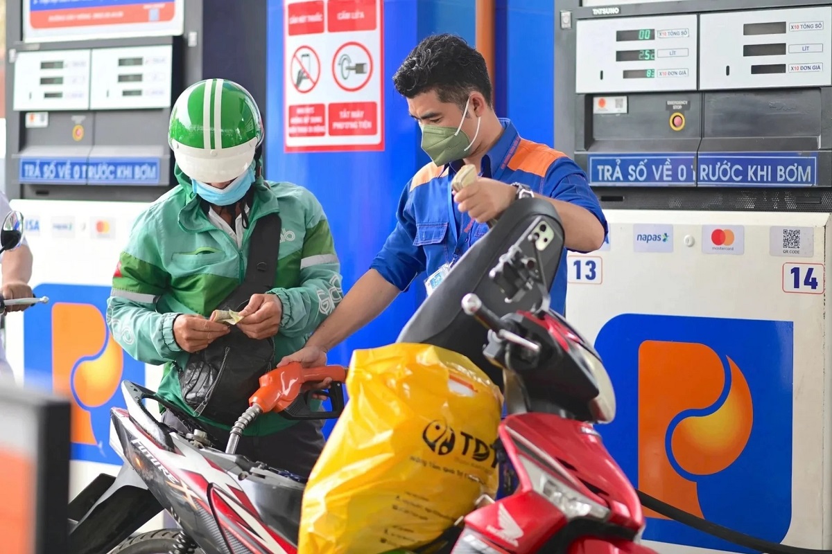 Gi&aacute; xăng dầu chiều 21/4: \'Bốc hơi\' hơn 3.000 đồng/l&iacute;t, v&igrave; sao người đi &ocirc; t&ocirc;, xe m&aacute;y vẫn thấy &aacute;p lực?