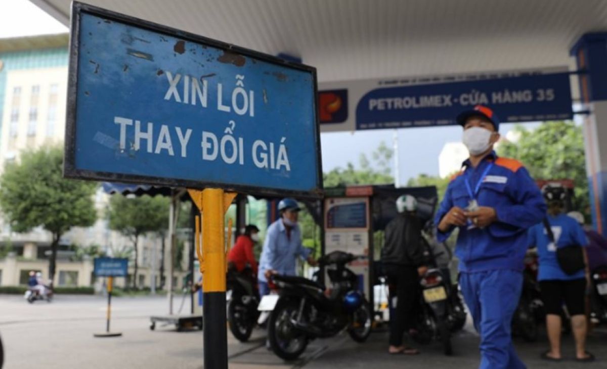 Gi&aacute; xăng dầu h&ocirc;m nay 21/4: Xăng E10 \'đẩy s&oacute;ng\', chuy&ecirc;n gia cảnh b&aacute;o n&uacute;t thắt lớn sẽ l&agrave;m chậm cuộc đua