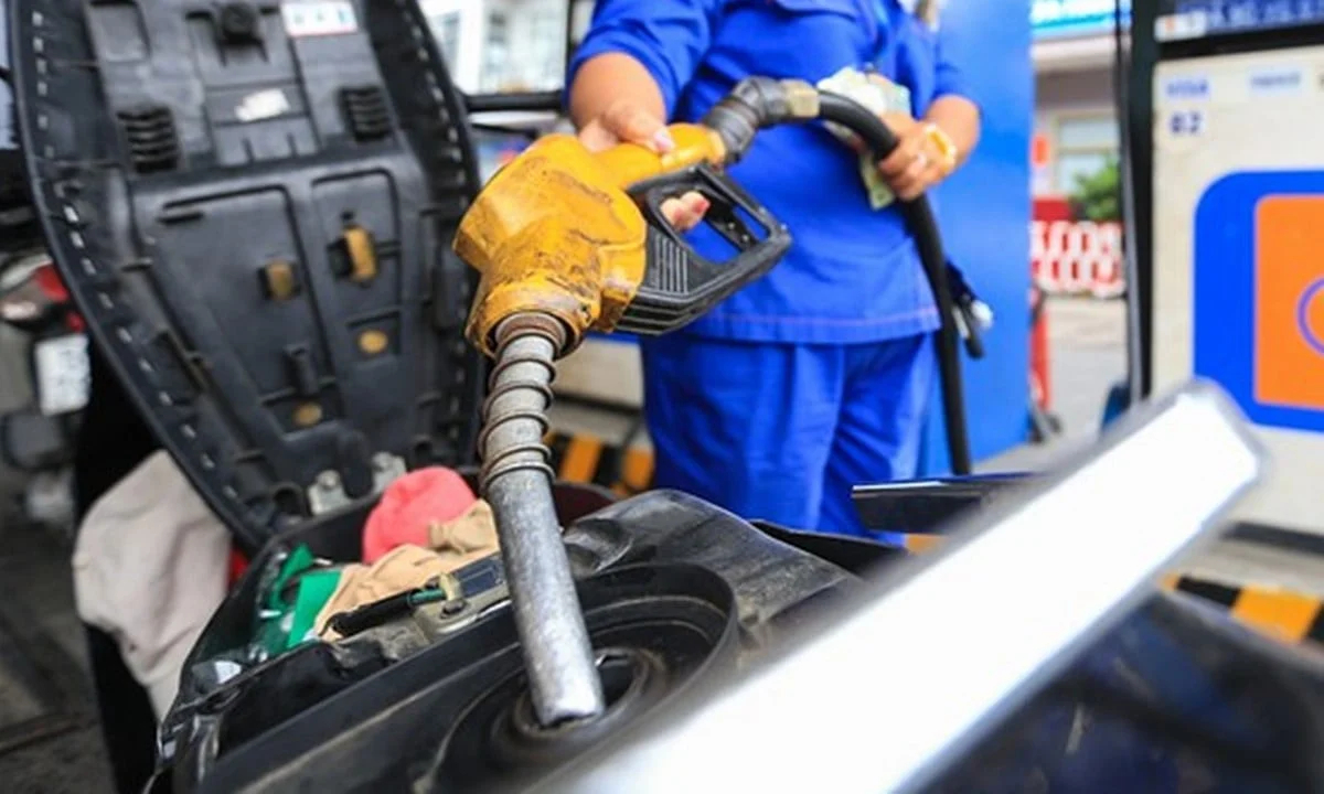 Gi&aacute; xăng dầu s&aacute;ng nay 21/4: RON 92 v&agrave; RON 95 \'rẻ hết mức\', bảng gi&aacute; đầy b&igrave;nh xe m&aacute;y Piaggio v&agrave; Vespa