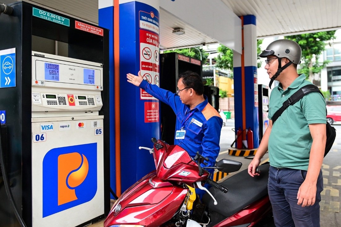 Gi&aacute; xăng dầu tối 21/4 giảm mạnh: RON 95 &lsquo;rẻ như b&uacute;n thiu&rsquo;, c&oacute; 2 mẫu xe ga tiết kiệm hơn Honda Vision