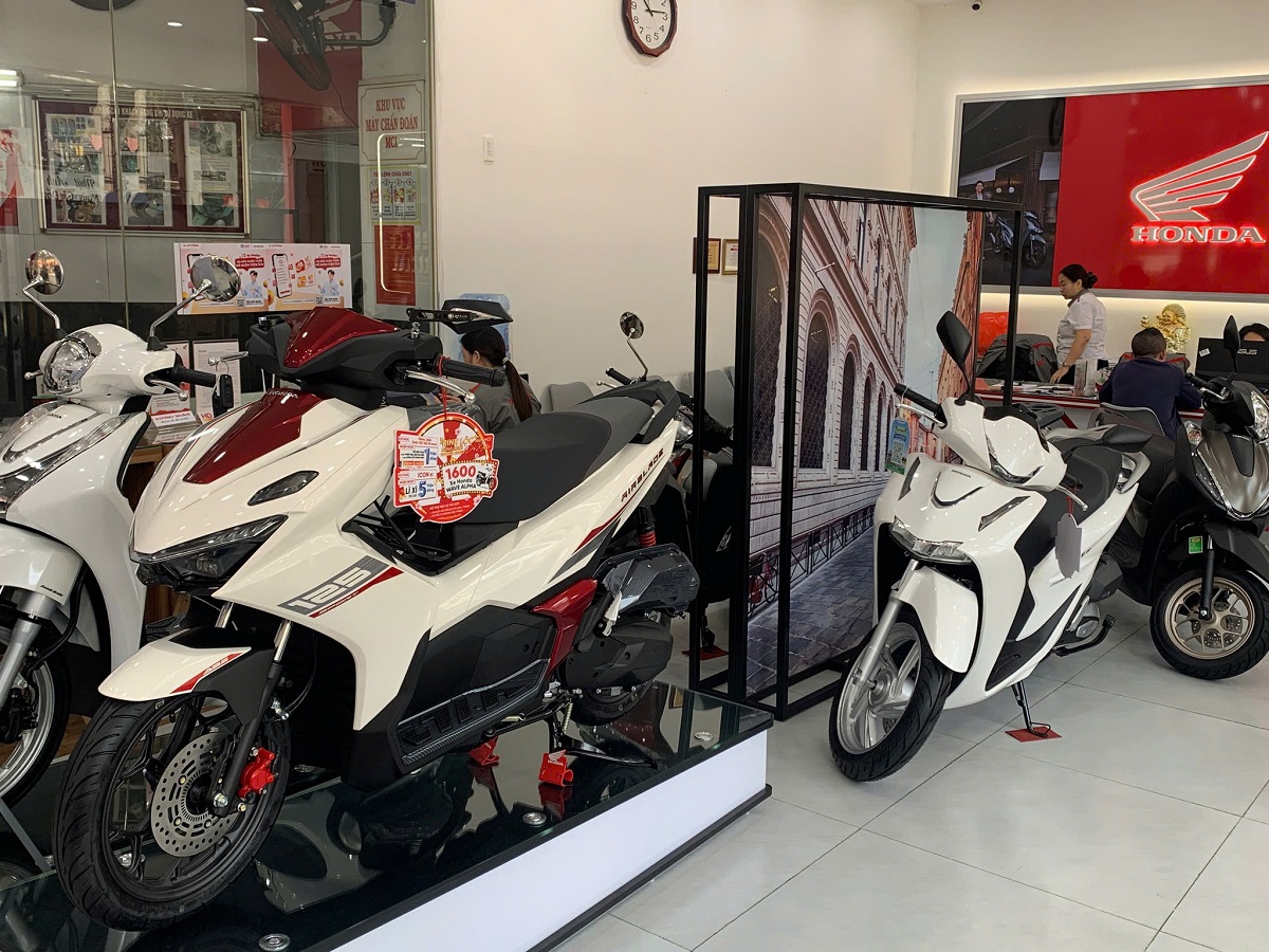 Bảng gi&aacute; xe m&aacute;y Honda giữa th&aacute;ng 4/2026 lao dốc kh&ocirc;ng phanh: SH, SH Mode rẻ kh&oacute; tin, Vision chạm đ&aacute;y