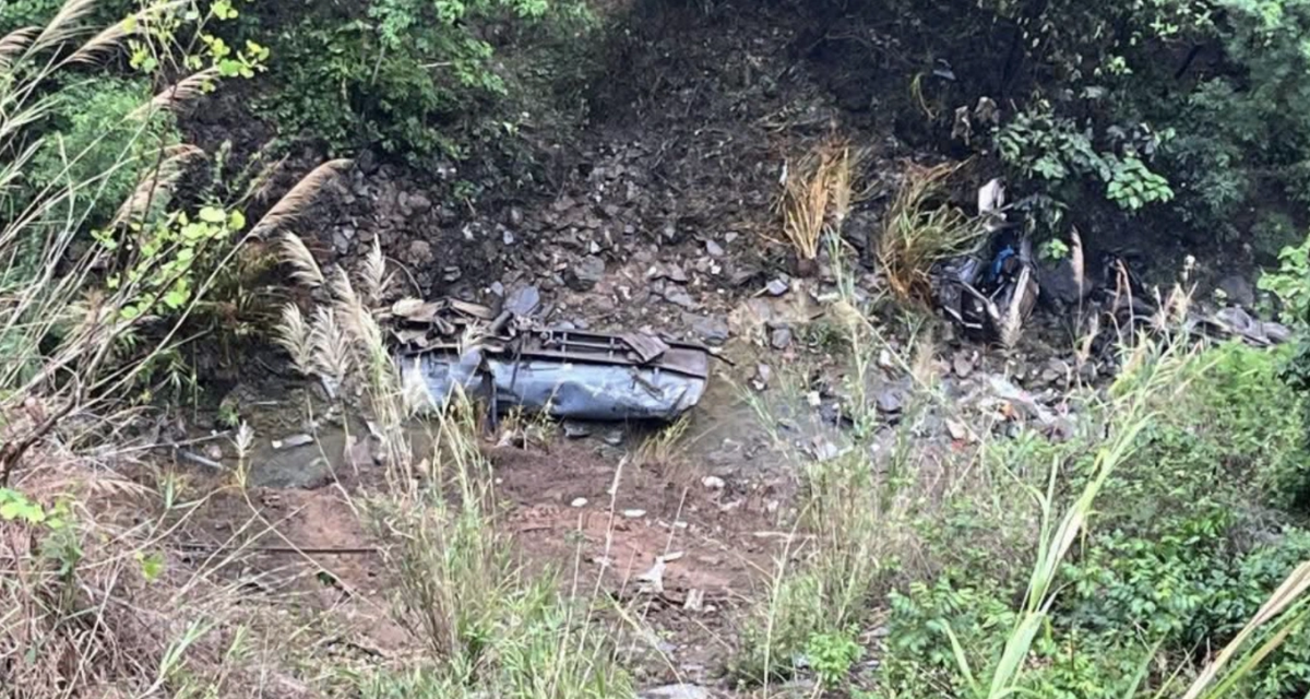 Hiện trường vụ xe bồn rơi xuống vực s&acirc;u ở Sơn La, t&agrave;i xế tử vong, phương tiện biến dạng