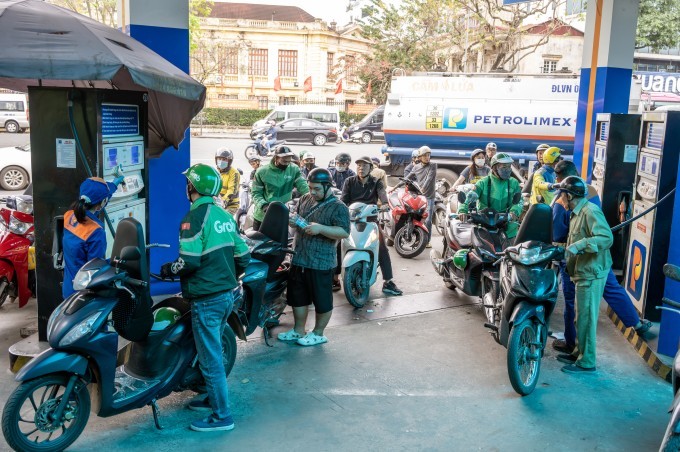 Tin n&oacute;ng gi&aacute; xăng dầu tối 21/4: Xăng RON 92 v&agrave; RON 95 c&ugrave;ng giảm &lsquo;mất phanh&rsquo;, &lsquo;vua xe ga&rsquo; mới ra mắt ảnh 1