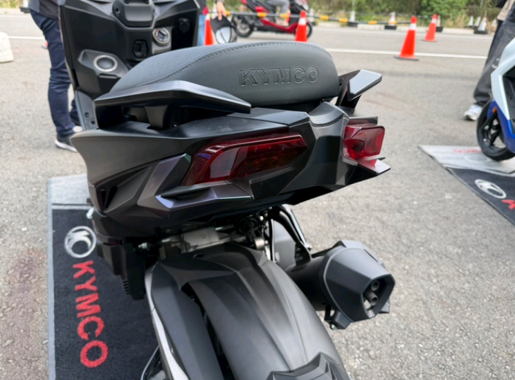 Tin n&oacute;ng gi&aacute; xăng dầu tối 21/4: Xăng RON 92 v&agrave; RON 95 c&ugrave;ng giảm &lsquo;mất phanh&rsquo;, &lsquo;vua xe ga&rsquo; mới ra mắt ảnh 2