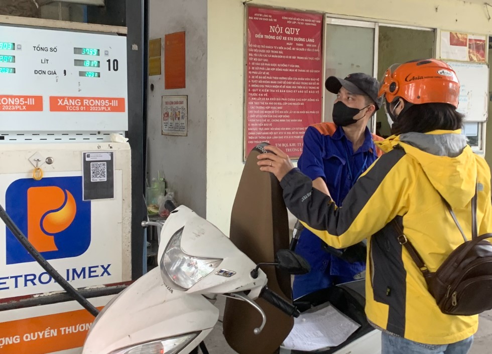 Tin n&oacute;ng gi&aacute; xăng dầu tối 21/4: Xăng RON 92 v&agrave; RON 95 c&ugrave;ng giảm &lsquo;mất phanh&rsquo;, &lsquo;vua xe ga&rsquo; mới ra mắt