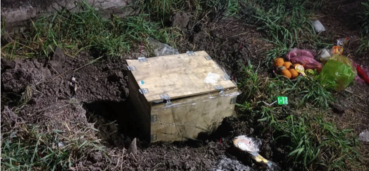 Người d&acirc;n ph&aacute;t hiện thi thể b&eacute; sơ sinh bị bỏ trong khu mộ ở Đồng Th&aacute;p: Nguy&ecirc;n nh&acirc;n khiến b&eacute; tử vong