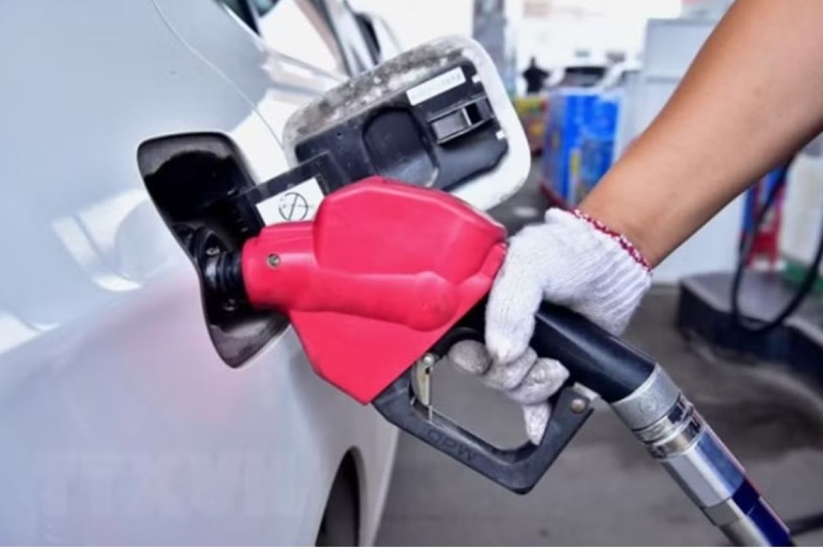 Gi&aacute; xăng dầu h&ocirc;m nay 22/4: Một nước Ch&acirc;u &Aacute; \'ra đ&ograve;n\' giảm s&acirc;u, thị trường to&agrave;n cầu hạ nhiệt bất ngờ