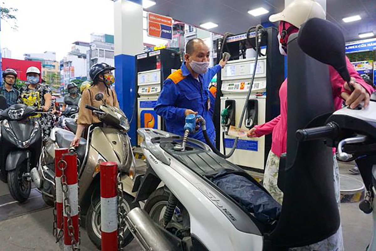 Gi&aacute; xăng dầu s&aacute;ng nay 23/4: RON92 v&agrave; RON95 \'rẻ hết nấc\', bảng gi&aacute; đầy b&igrave;nh xe m&aacute;y Honda tại Việt Nam